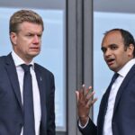 BRENTFORD, ANGLICKO - 3. apríla: Roberto De Zerbi, manažér Brightonu & Hove Albion, sleduje pred zápasom Premier League medzi Brentford FC a Brighton & Hove Albion na Gtech Community Stadium 3. apríla 2024 v Brentforde v Anglicku. (Foto: Mike Hewitt/Getty Images)