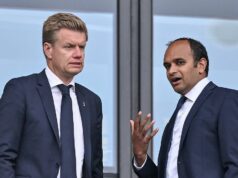 Manažérsky predskokan Tottenhamu spôsobil, že hviezda Arsenalu zúfalo odchádzala za radom BRENTFORD, ANGLICKO - 3. apríla: Roberto De Zerbi, manažér Brightonu & Hove Albion, sleduje pred zápasom Premier League medzi Brentford FC a Brighton & Hove Albion na Gtech Community Stadium 3. apríla 2024 v Brentforde v Anglicku. (Foto: Mike Hewitt/Getty Images)