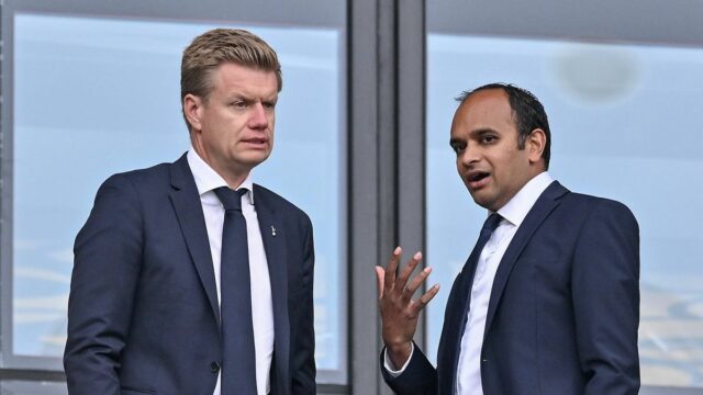 BRENTFORD, ANGLICKO - 3. apríla: Roberto De Zerbi, manažér Brightonu & Hove Albion, sleduje pred zápasom Premier League medzi Brentford FC a Brighton & Hove Albion na Gtech Community Stadium 3. apríla 2024 v Brentforde v Anglicku. (Foto: Mike Hewitt/Getty Images)