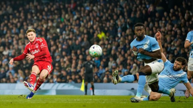 Manchester City remizoval s Nottinghamom Forest 2:2, čo výrazne narušilo ambície získať titul v Premier League
