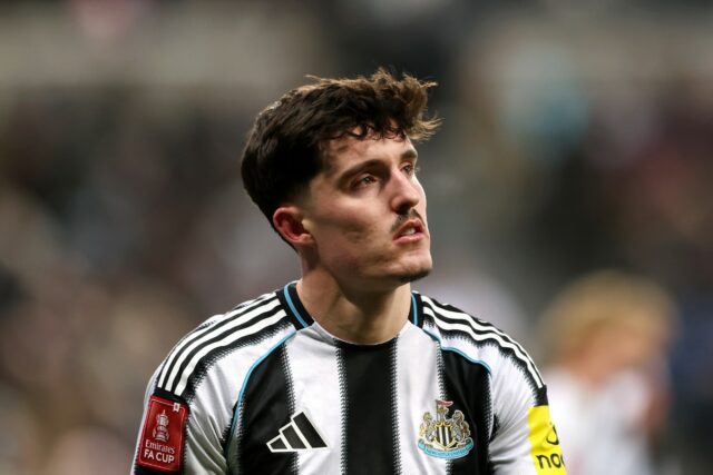 Manchester City sa údajne chystá získať krajného obrancu Newcastlu
