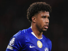 Manchester United sa po údere Elliota Andersona obrátil na Andreyho Santosa z Chelsea Manchester United sa po údere Elliota Andersona obrátil na Andreyho Santosa z Chelsea