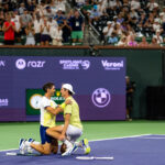 Guido Andreozzi (vľavo) a Manuel Guinard sa objali po tom, ako vyhrali zápasový bod vo finále šampionátu mužskej štvorhry na turnaji BNP Paribas Open v Indian Wells v Kalifornii, v sobotu 14. marca 2026. Dvojica porazila Arthura Rinderknecha a Valentina Vacherota 7:6(3), 6:3.