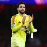 David Raya tlieska počas zápasu Arsenalu