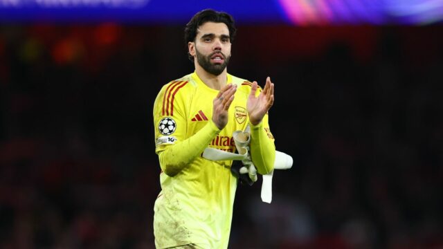 David Raya tlieska počas zápasu Arsenalu