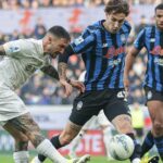 Matteo Politano z Neapola (vľavo) a Lorenzo Bernasconi z Atalanty bojujú o loptu počas futbalového zápasu talianskej Serie A medzi AC Atalanta BC a Neapolom