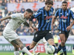 Manželka „bodla manžela futbalového fanúšika“ po tom, čo si sťažnosti VAR mylne považovala za urážky na jej adresu Matteo Politano z Neapola (vľavo) a Lorenzo Bernasconi z Atalanty bojujú o loptu počas futbalového zápasu talianskej Serie A medzi AC Atalanta BC a Neapolom