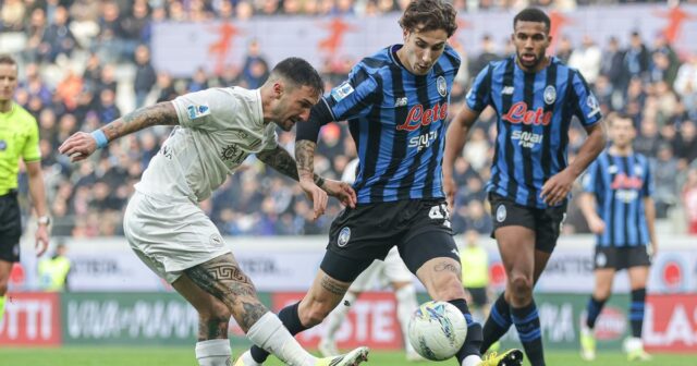 Manželka „bodla manžela futbalového fanúšika“ po tom, čo si sťažnosti Matteo Politano z Neapola (vľavo) a Lorenzo Bernasconi z Atalanty bojujú o loptu počas futbalového zápasu talianskej Serie A medzi AC Atalanta BC a Neapolom