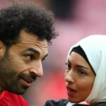Mohamed Salah z Liverpoolu sa so svojou manželkou Magi pozerá na záver zápasu Premier League medzi Liverpoolom a Wolverhampton Wanderers na Anfielde 22. mája 2022 v Liverpoole v Spojenom kráľovstve.