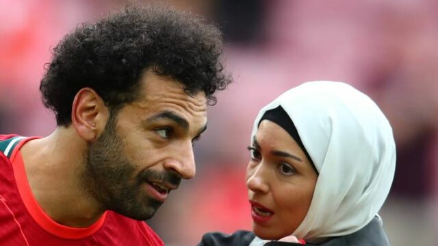 Mohamed Salah z Liverpoolu sa so svojou manželkou Magi pozerá na záver zápasu Premier League medzi Liverpoolom a Wolverhampton Wanderers na Anfielde 22. mája 2022 v Liverpoole v Spojenom kráľovstve.