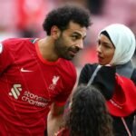 Mohamed Salah z Liverpoolu sa so svojou manželkou Magi pozerá na záver zápasu Premier League medzi Liverpoolom a Wolverhampton Wanderers na Anfielde 22. mája 2022 v Liverpoole v Spojenom kráľovstve.