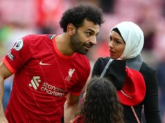 Manželke Mohameda Salaha sa „nepáči“ to, čo robí s párom, ktorý sa chystá opustiť „nemocničné“ sídlo Mohamed Salah z Liverpoolu sa so svojou manželkou Magi pozerá na záver zápasu Premier League medzi Liverpoolom a Wolverhampton Wanderers na Anfielde 22. mája 2022 v Liverpoole v Spojenom kráľovstve.