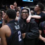 Howard získal svoje prvé víťazstvo v marci Madness hneď v úvodný večer turnaja