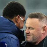 NEWCASTLE-UPON-TYNE, ANGLICKO – 10. marca: Marcus Rashford z FC Barcelona sa stretol s Waynom Rooneym pred zápasom 16. kola 16. kola Ligy majstrov UEFA 2025/20 medzi Newcastle United FC a FCT Barcelona v St. James' Park 10. marca 2026 v Newcastle-upon-upon. (Foto: Simon Stacpoole/Offsajd/Offsajd cez Getty Images)