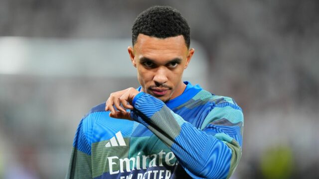 Marcus Rashford vie všetko o treste Trenta Alexandra-Arnolda po rozhodnutí Trent Alexander-Arnold z Realu Madrid sa rozcvičuje pred zápasom LaLiga EA Sports medzi Realom Madrid CF a Atleticom de Madrid