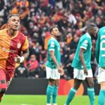 ISTANBUL, TURECKO – 10. marca: Mario Lemina z Galatasaray AS oslavuje strelenie prvého gólu svojho tímu počas zápasu osemfinále UEFA Champions League 2025/26 medzi Galatasaray SK a Liverpool FC na ihrisku Ali Sami Yen Spor Kompleksi 10. marca 2026 v Istanbule v Turecku. (Foto: Ahmad Mora/Getty Images)