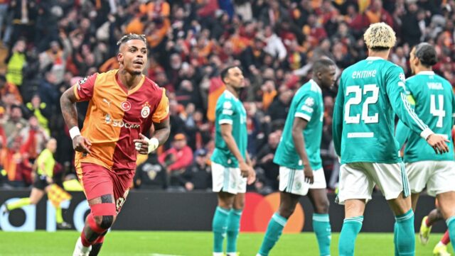 ISTANBUL, TURECKO – 10. marca: Mario Lemina z Galatasaray AS oslavuje strelenie prvého gólu svojho tímu počas zápasu osemfinále UEFA Champions League 2025/26 medzi Galatasaray SK a Liverpool FC na ihrisku Ali Sami Yen Spor Kompleksi 10. marca 2026 v Istanbule v Turecku. (Foto: Ahmad Mora/Getty Images)
