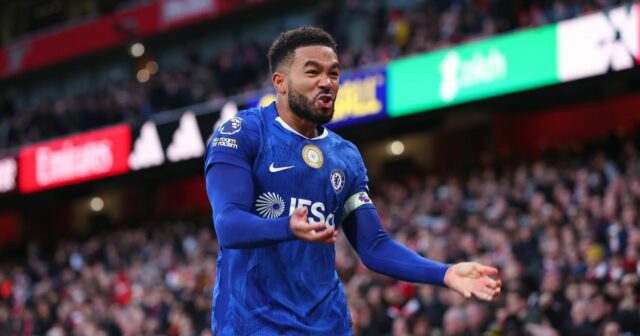 Reece James z Chelsea oslavuje počas zápasu Premier League medzi Arsenalom a Chelsea na Emirates Stadium 1. marca 2026 v Londýne v Anglicku.