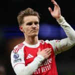 Martin Odegaard chýba pri výhre Arsenalu 2:1 nad Chelsea pri údere Mikela Artetu