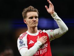 Martin Odegaard chýba pri výhre Arsenalu 2:1 nad Chelsea pri údere Mikela Artetu Martin Odegaard chýba pri výhre Arsenalu 2:1 nad Chelsea pri údere Mikela Artetu