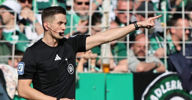 MUENSTER, NEMECKO - 8. marca: Rozhodca Felix Bickel rozhodol o treste pre Berlín po rozhodnutí videorozhodcu počas zápasu 2. bundesligy medzi SC Preußen Münster a Hertha BSC na štadióne Preussenstadion 8. marca 2026 v nemeckom Münsteri. (Foto: Christof Koepsel/Getty Images)