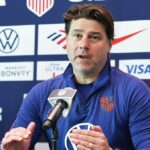 ATLANTA, GRUZÍNSKO – 28. marca: Antonee Robinson č. 5 zo Spojených štátov na vhadzovaní, zatiaľ čo hlavný tréner Spojených štátov Mauricio Pochettino dáva pokyny počas prvého polčasu proti Belgicku počas medzištátneho prípravného stretnutia na štadióne Mercedes-Benz 28. marca 2026 v Atlante v štáte Georgia. (Foto: John Dorton/ISI Photos/USSF/Getty Images)