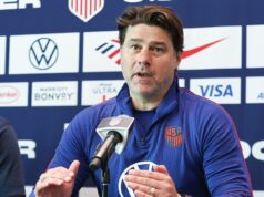 Mauricio Pochettino vydáva aktualizáciu, keď sa Tottenham blíži k menovaniu ďalšieho manažéra ATLANTA, GRUZÍNSKO – 28. marca: Antonee Robinson č. 5 zo Spojených štátov na vhadzovaní, zatiaľ čo hlavný tréner Spojených štátov Mauricio Pochettino dáva pokyny počas prvého polčasu proti Belgicku počas medzištátneho prípravného stretnutia na štadióne Mercedes-Benz 28. marca 2026 v Atlante v štáte Georgia. (Foto: John Dorton/ISI Photos/USSF/Getty Images)