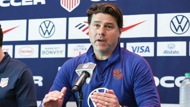 Mauricio Pochettino vydáva aktualizáciu, keď sa Tottenham blíži k menovaniu ATLANTA, GRUZÍNSKO – 28. marca: Antonee Robinson č. 5 zo Spojených štátov na vhadzovaní, zatiaľ čo hlavný tréner Spojených štátov Mauricio Pochettino dáva pokyny počas prvého polčasu proti Belgicku počas medzištátneho prípravného stretnutia na štadióne Mercedes-Benz 28. marca 2026 v Atlante v štáte Georgia. (Foto: John Dorton/ISI Photos/USSF/Getty Images)