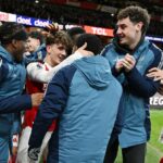 Max Dowman oslavuje so spoluhráčmi gól proti Evertonu