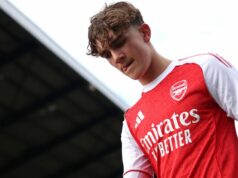 Max Dowman velí šokujúco, keď bývalý tréner Arsenalu odpovedá nahnevanému otcovi Max Dowman z Arsenalu počas zápasu piateho kola Emirates FA Cup medzi Mansfield Town a Arsenalom 7. marca 2026 v Mansfielde v Anglicku.