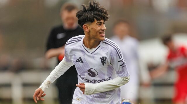 Max Dowman vie, čo prežíva JJ Gabriel so zákazom hviezdy JJ Gabriel z Manchestru United oslavuje skórovanie počas zápasu Premier League U18 medzi Middlesbrough U18 a Manchester United U18 v Rockliffe Parku 7. februára 2026 v Darlingtone v Anglicku.