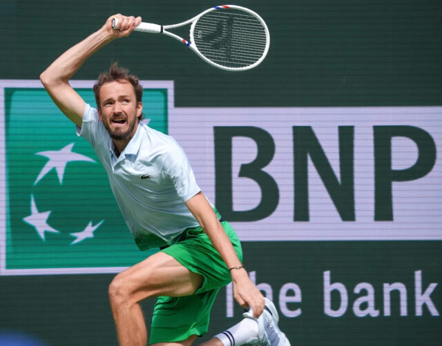 Daniil Medvedev trafil gól pri víťazstve nad Arthurom Filsom vo štvrťfinále mužov na turnaji BNP Paribas Open v Indian Wells v Kalifornii 13. marca 2025.