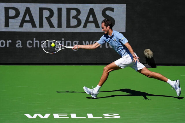 Daniil Medvedev porazil Alexa Michelsena 6:2, 6:4 v zápase štvrtého kola BNP Paribas Open na štadióne 2 v Indian Wells Tennis Garden v Indian Wells v Kalifornii v stredu 11. marca 2026.