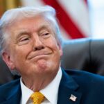 Americký prezident Donald Trump sa usmieva v Oválnej pracovni Bieleho domu