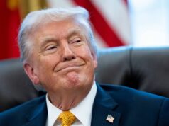 Medzinárodná futbalová federácia (FIFA) po vyhlásení Donalda Trumpa zaujala postoj Iránu a „odmietla žiadosť o majstrovstvá sveta v Mexiku“. Americký prezident Donald Trump sa usmieva v Oválnej pracovni Bieleho domu