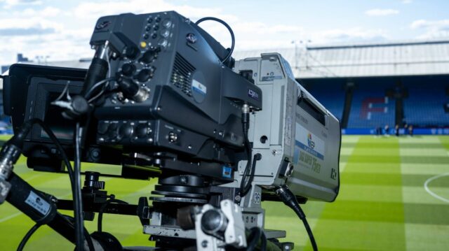 LONDÝN, ANGLICKO - 14. SEPTEMBER: detailný záber na NEP pridáva kameru Canon UHD-DIGISUPER TV počas zápasu Premier League medzi Crystal Palace FC a Leicester City FC v Selhurst Park 14. septembra 2024 v Londýne v Spojenom kráľovstve. (Foto: Sebastian Frej/MB Media/Getty Images)