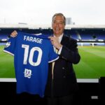 Nigel Farage pózoval s košeľou „10“ na Portman Road (Nigel Farage/X)
