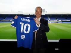 Mesto Ipswich „nepozvalo Faragea do klubu na fotografovanie“ Nigel Farage pózoval s košeľou „10“ na Portman Road (Nigel Farage/X)