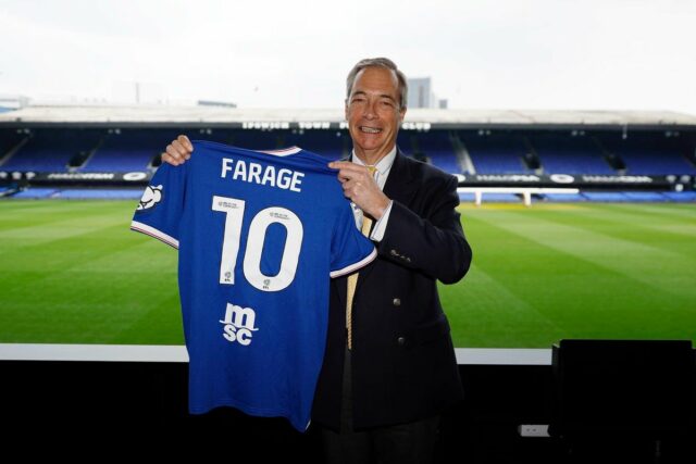 Nigel Farage pózoval s košeľou „10“ na Portman Road (Nigel Farage/X)