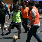 Mexickí občania kopú do futbalu s tvárou Donalda Trumpa, protestujú proti „vyvlastneniu“ majstrovstiev sveta