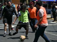 Mexickí občania kopú do futbalu s tvárou Donalda Trumpa, protestujú proti „vyvlastneniu“ majstrovstiev sveta Mexickí občania kopú do futbalu s tvárou Donalda Trumpa, protestujú proti „vyvlastneniu“ majstrovstiev sveta