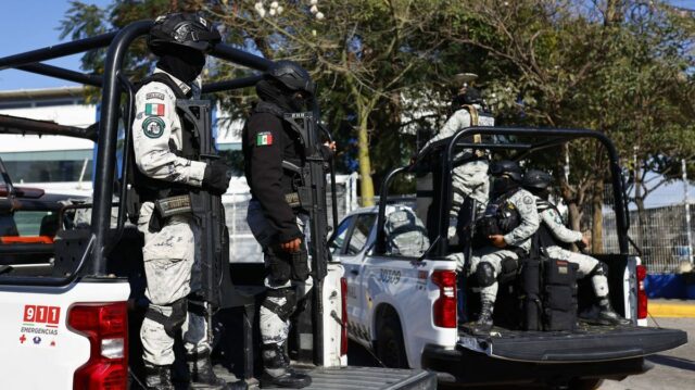 Zložky národnej gardy v blízkosti Ústavu súdnych vied v Jalisco