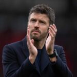 Manažér Manchestru United Michael Carrick hovorí s Benjaminom Seskom po zápase Premier League medzi Manchestrom United a Crystal Palace v...
