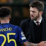 Jadon Sancho z Manchestru United, tréner Michael Carrick z Manchestru United počas zápasu Ligy majstrov UEFA medzi Villarrealom a Manchestrom United na Estadio de la Ceramica 23. novembra 2021 v Castellon Španielsko.