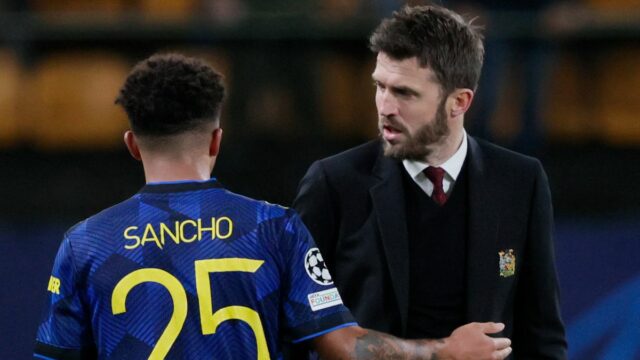 Jadon Sancho z Manchestru United, tréner Michael Carrick z Manchestru United počas zápasu Ligy majstrov UEFA medzi Villarrealom a Manchestrom United na Estadio de la Ceramica 23. novembra 2021 v Castellon Španielsko.