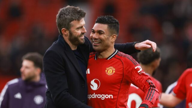 Michael Carrick objíma Casemira