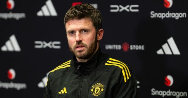Michael Carrick 'plánuje na budúcu sezónu', keď posilňuje priľnavosť k MANCHESTER, ANGLICKO - 3. MARCA: (EXKLUZÍVNE SPRÁVY) Hlavný tréner Michael Carrick z Manchestru United hovorí počas tlačovej konferencie na Carrington Training Ground 3. marca 2026 v Manchestri v Anglicku. (Foto: Ash Donelon/Manchester United cez Getty Images)