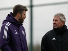 Michael Carrick sa obrátil na klubovú legendu Bryana Robsona, aby vychoval hráčov Man Utd Hlavný tréner Michael Carrick, Bryan Robson