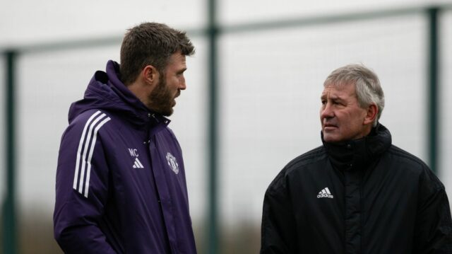 Michael Carrick sa obrátil na klubovú legendu Bryana Robsona, aby Hlavný tréner Michael Carrick, Bryan Robson