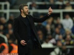 Michael Carrick ukázal novú stránku seba po tom, čo utrpel svoju prvú porážku ako manažér Man United, píše CHRIS WHEELER – teraz čelí svojej najväčšej skúške vo vedení po strate, ktorá prichádzala Michael Carrick ukázal novú stránku seba po porážke Man United od Newcastlu